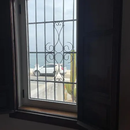 Una Planta En Villa Angelita Con Vista Al Mar Para Seis Personas Tres Dormitorios Dos Banos Terraza Cocina Piscina Homestay *