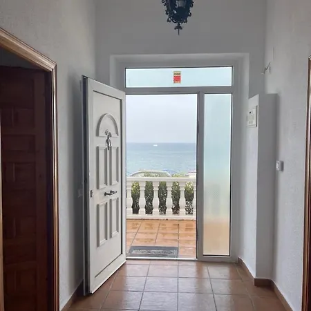 Una Planta En Villa Angelita Con Vista Al Mar Para Seis Personas Tres Dormitorios Dos Banos Terraza Cocina Piscina Homestay