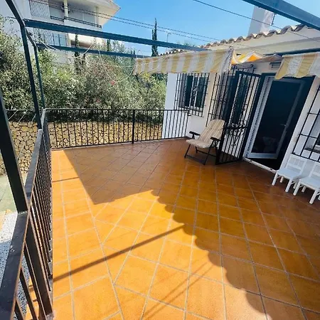Homestay Una Planta En Villa Angelita Con Vista Al Mar Para Seis Personas Tres Dormitorios Dos Banos Terraza Cocina Piscina