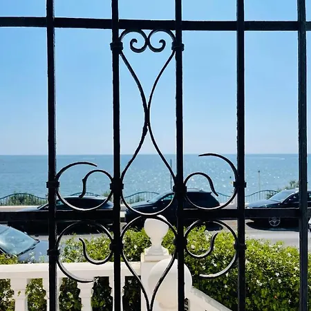 Una Planta En Villa Angelita Con Vista Al Mar Para Seis Personas Tres Dormitorios Dos Banos Terraza Cocina Piscina