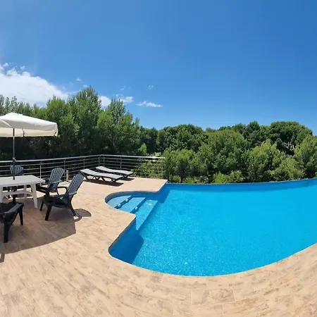Reina Villa