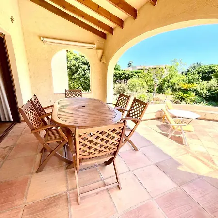Villa De Estilo Espanol Con Jardin Y Piscina