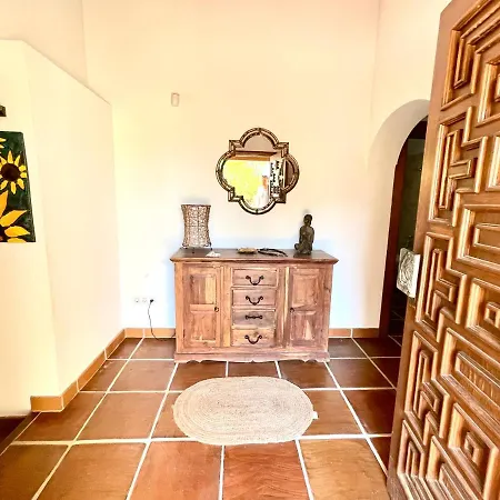 De Estilo Espanol Con Jardin Y Piscina