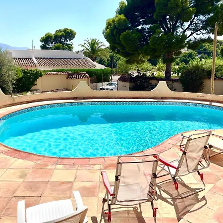 De Estilo Espanol Con Jardin Y Piscina Villa