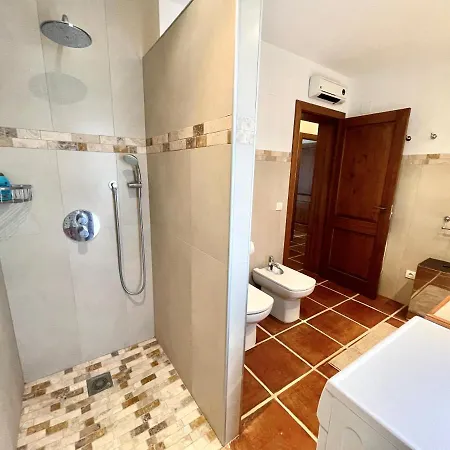De Estilo Espanol Con Jardin Y Piscina Villa *