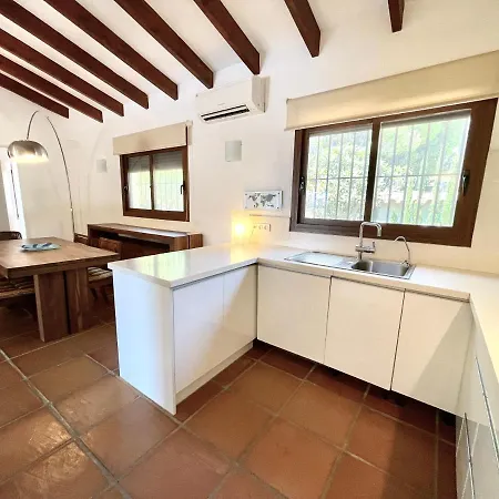 De Estilo Espanol Con Jardin Y Piscina