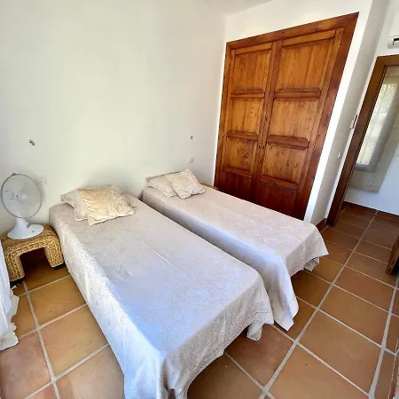 Villa De Estilo Espanol Con Jardin Y Piscina