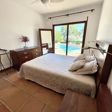 De Estilo Espanol Con Jardin Y Piscina Villa
