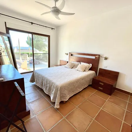 De Estilo Espanol Con Jardin Y Piscina