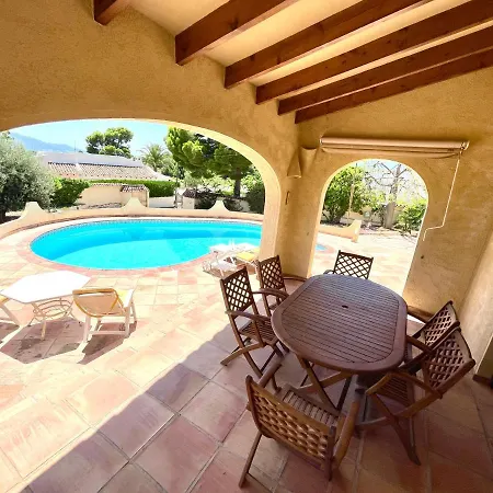 Villa De Estilo Espanol Con Jardin Y Piscina *