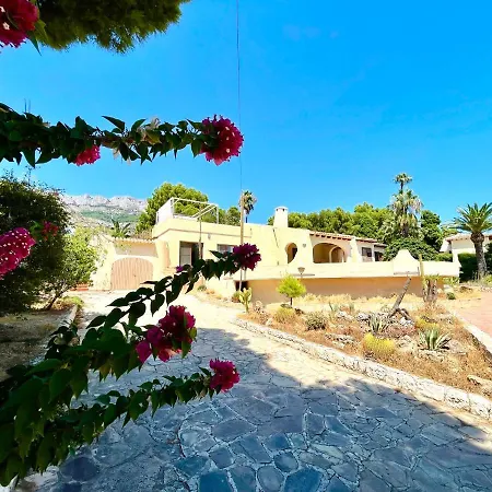 De Estilo Espanol Con Jardin Y Piscina