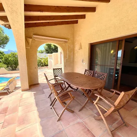 Villa De Estilo Espanol Con Jardin Y Piscina