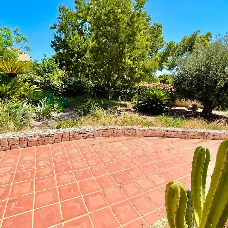Villa De Estilo Espanol Con Jardin Y Piscina *