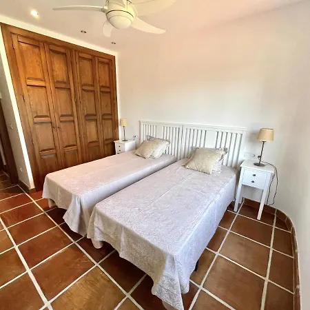 De Estilo Espanol Con Jardin Y Piscina