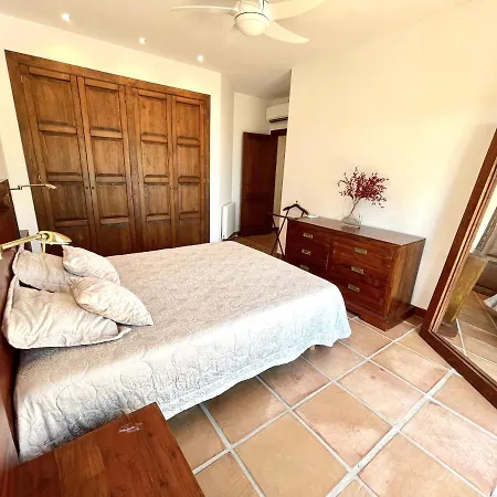 Villa De Estilo Espanol Con Jardin Y Piscina