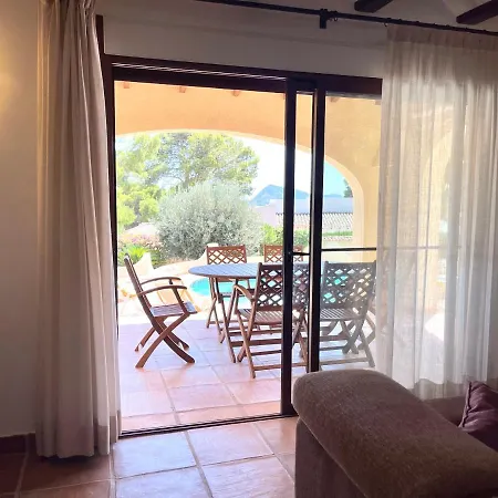 De Estilo Espanol Con Jardin Y Piscina *