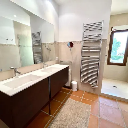 De Estilo Espanol Con Jardin Y Piscina