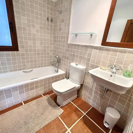 De Estilo Espanol Con Jardin Y Piscina