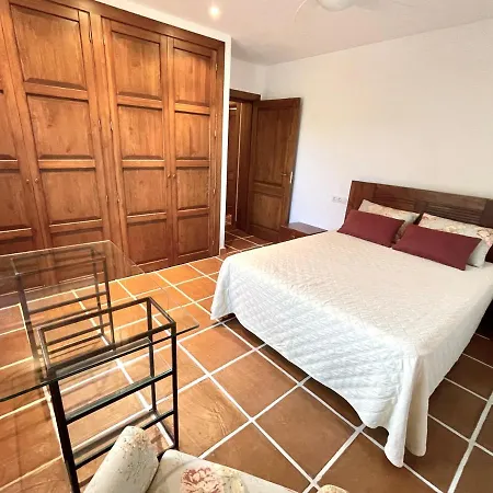 Villa De Estilo Espanol Con Jardin Y Piscina *