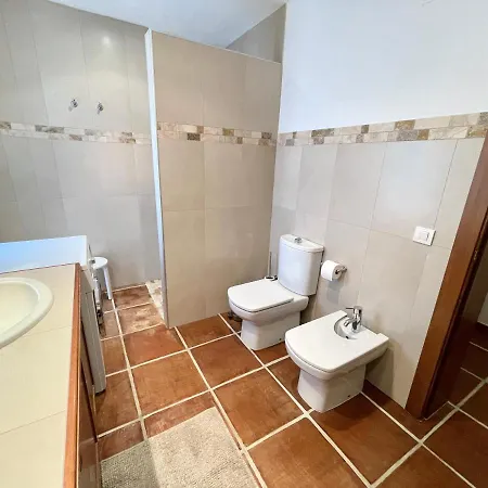 Villa De Estilo Espanol Con Jardin Y Piscina