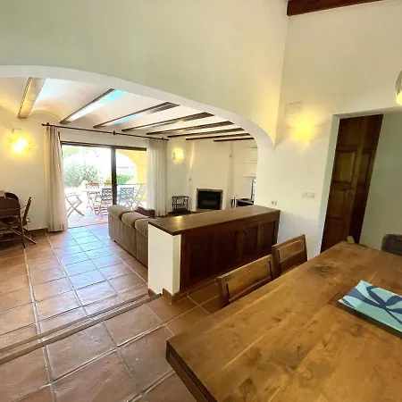 De Estilo Espanol Con Jardin Y Piscina