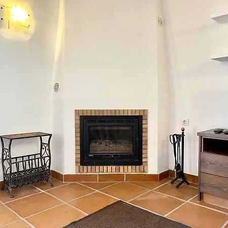Villa De Estilo Espanol Con Jardin Y Piscina