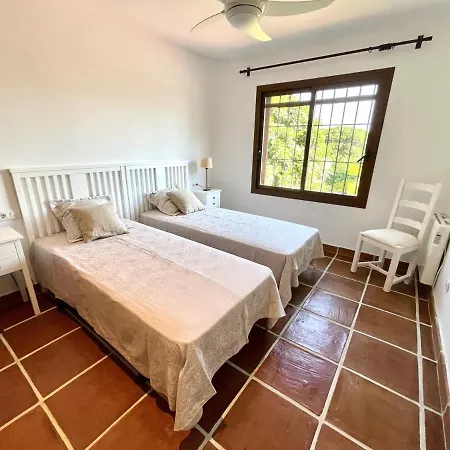 De Estilo Espanol Con Jardin Y Piscina