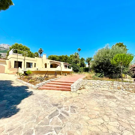 De Estilo Espanol Con Jardin Y Piscina Villa *