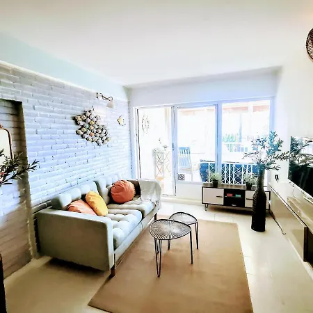 Happy Beachfront Apartment *