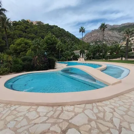 Alt.hills Priv-garden & Big Pool Apartment