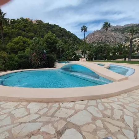 Alt.hills Priv-garden & Big Pool Apartment