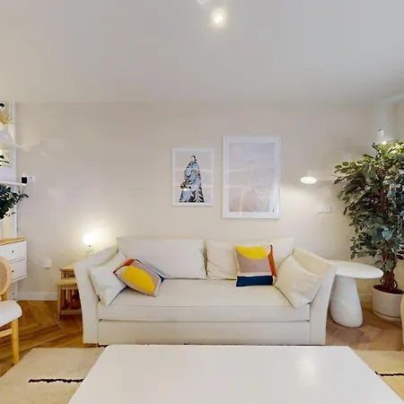 Apartment Stylish In With Ac And Balcony *