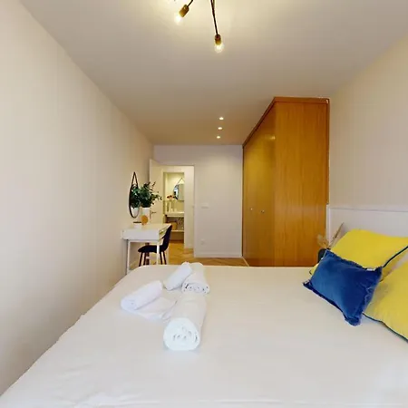 Stylish In With Ac And Balcony Apartment *