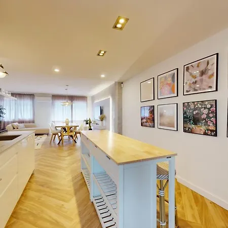 Stylish In With Ac And Balcony Apartment *
