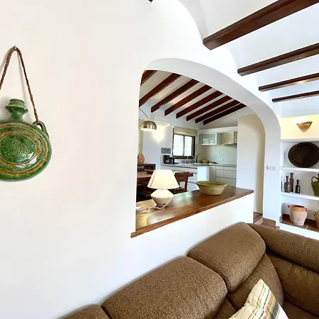 De Estilo Espanol Con Jardin Y Piscina