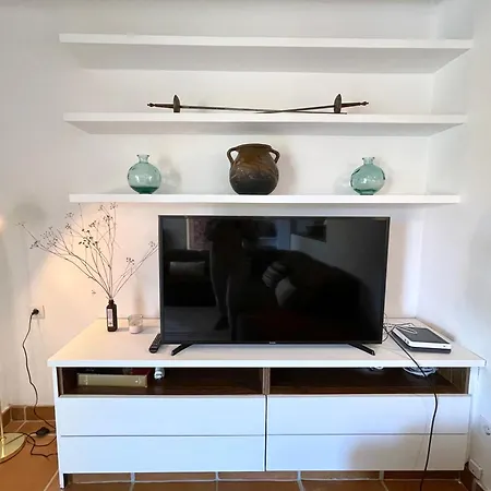 Villa De Estilo Espanol Con Jardin Y Piscina