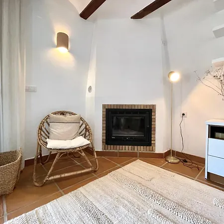Villa De Estilo Espanol Con Jardin Y Piscina *
