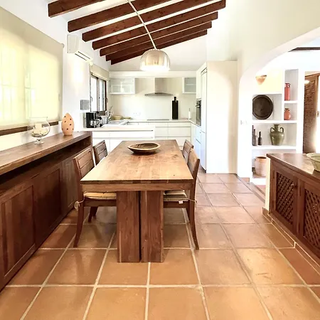 Villa De Estilo Espanol Con Jardin Y Piscina