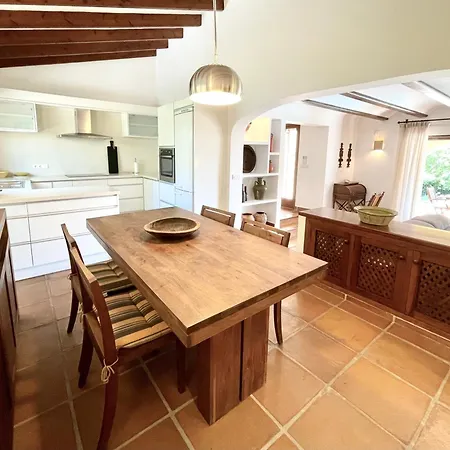 De Estilo Espanol Con Jardin Y Piscina