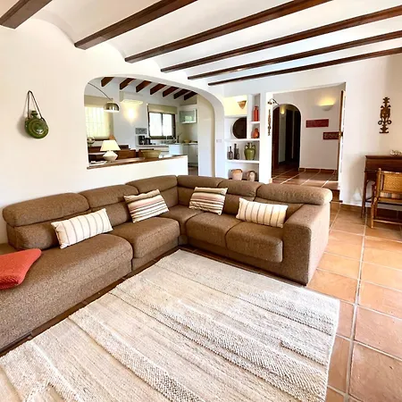 Villa De Estilo Espanol Con Jardin Y Piscina