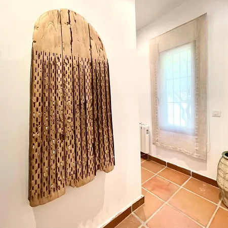 Villa De Estilo Espanol Con Jardin Y Piscina