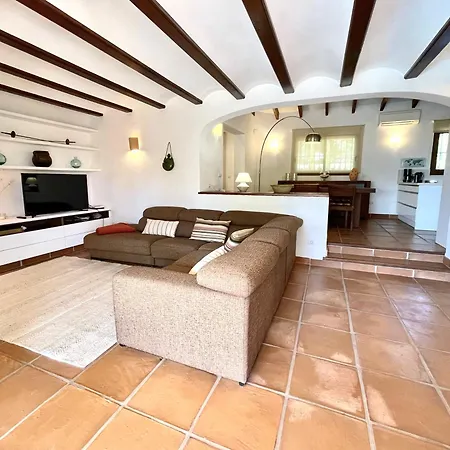 De Estilo Espanol Con Jardin Y Piscina Altea