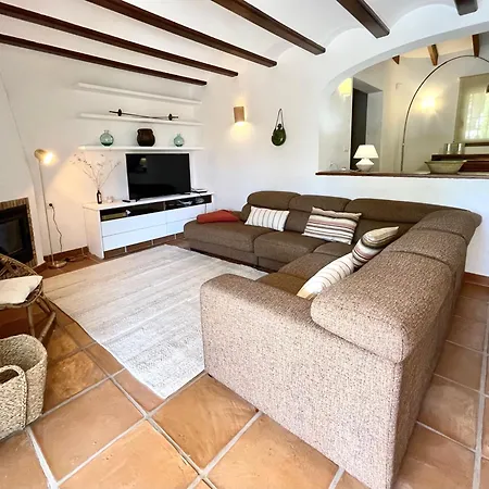 De Estilo Espanol Con Jardin Y Piscina