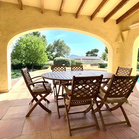 Villa De Estilo Espanol Con Jardin Y Piscina