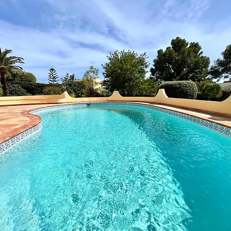 Villa De Estilo Espanol Con Jardin Y Piscina *