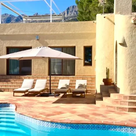 Villa De Estilo Espanol Con Jardin Y Piscina