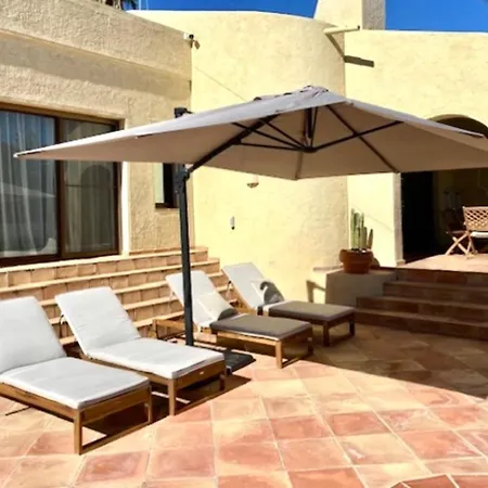 De Estilo Espanol Con Jardin Y Piscina