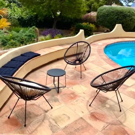 De Estilo Espanol Con Jardin Y Piscina Villa