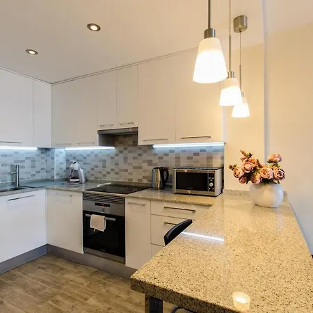 In - Marina Greenwich Apartment *
