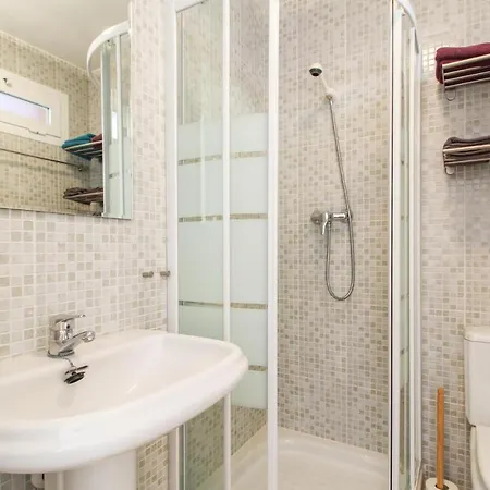 Apartamento Amazing In With 2 Bedrooms, Wifi And Outdoor Swimming Pool
